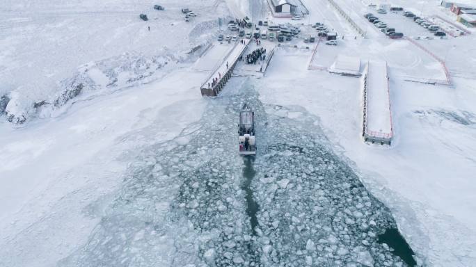 小船在结冰的湖面上留下的小路