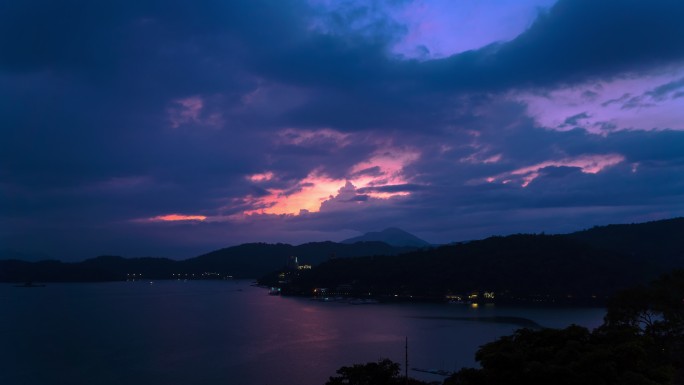 日落时日月潭美丽的云景