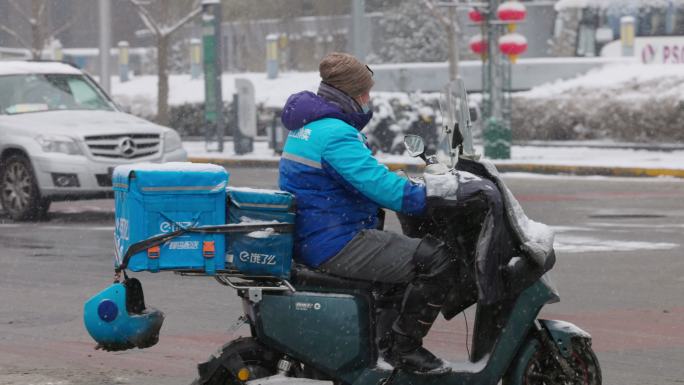 北京风雪中外卖快递骑手