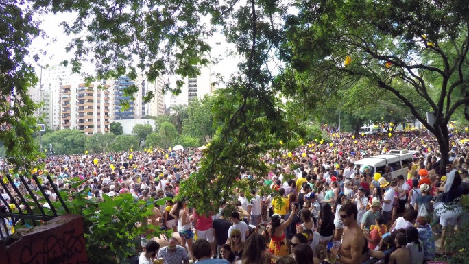 巴西民众在街头庆祝狂欢节