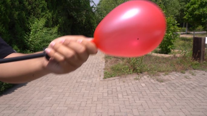 吹气球打气球节日庆祝不止 (2)