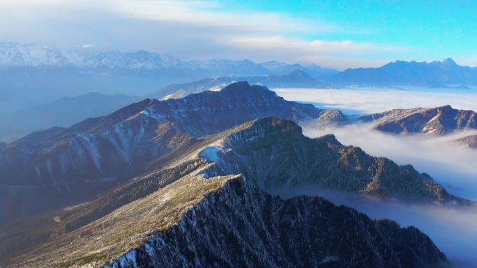 航拍云海贡嘎雪山云雾山间穿行