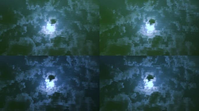 月亮的倒影镜花水月水中月傍晚黄昏