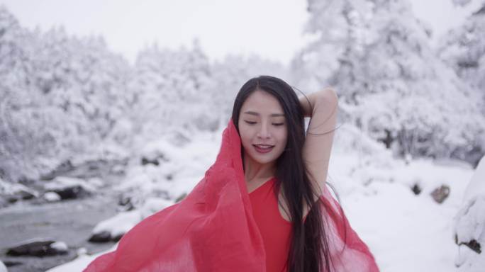 美女在雪地里起舞和愉快的打雪仗实拍4K