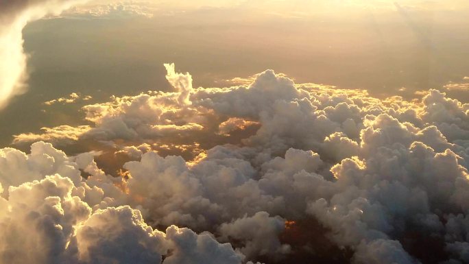 从飞机上看云层。日出日落黎明夕阳朝霞晚霞