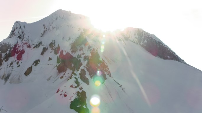 阳光下的胡德峰雪峰高山攀登高峰积极向上