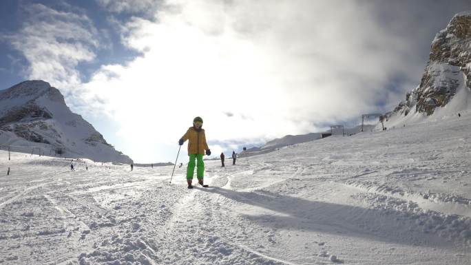 小男孩在阿尔卑斯山的冰川上滑雪