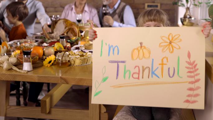 感恩的女孩与家人共进感恩节午餐