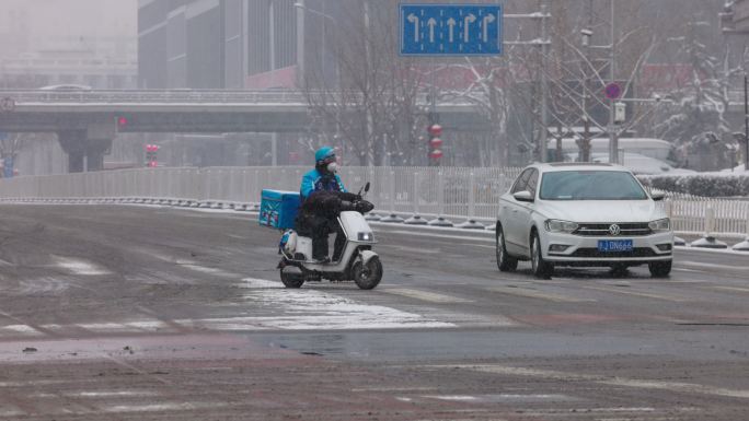 北京风雪中外卖快递骑手