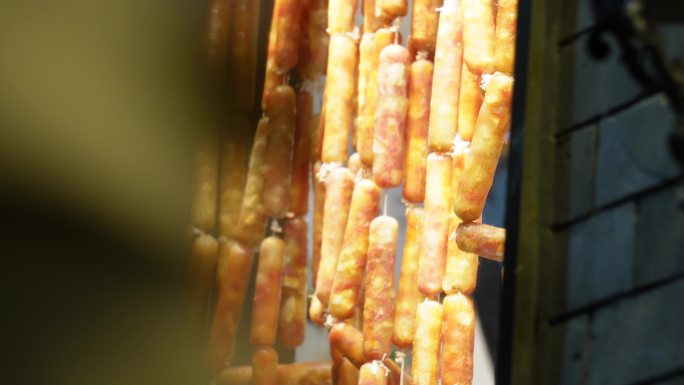 橱窗里悬挂的烤肠香肠 (4)
