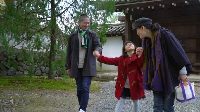 一家人在日本寺庙花园里散步