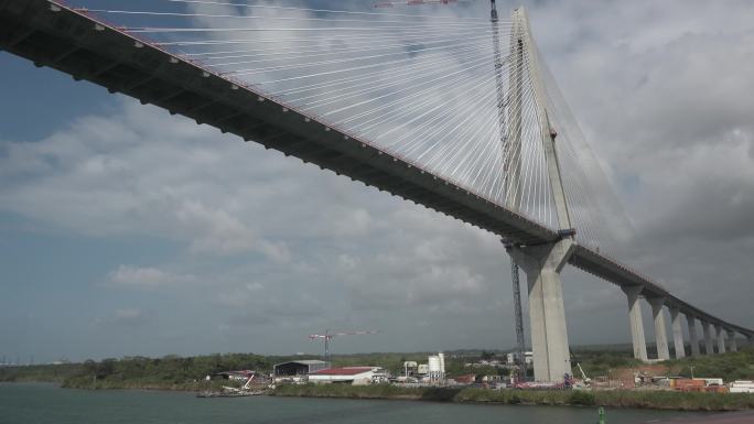 横跨巴拿马运河的大桥。