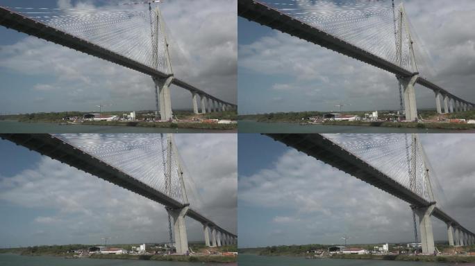 横跨巴拿马运河的大桥。