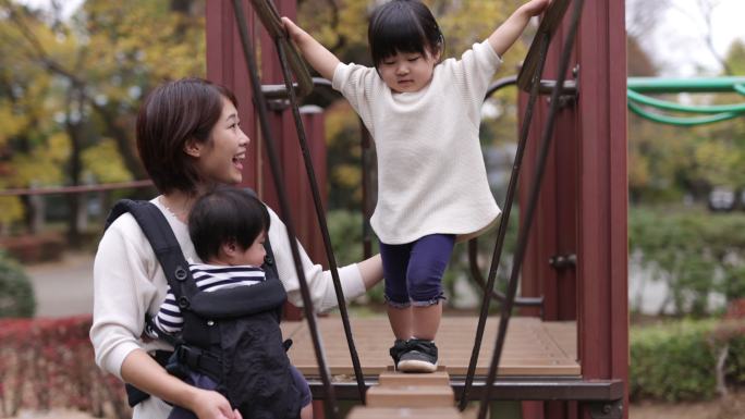 玩游乐场设备二胎亲子温馨母女母爱妈妈