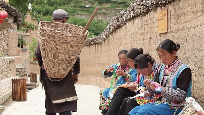 羌族女人绣花