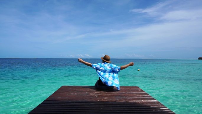 海边的男人海滩栈桥背影桥头