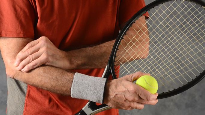 网球运动员按摩肘部