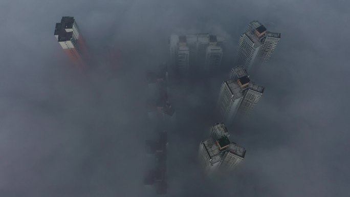 雾中的城市住宅区视频素材