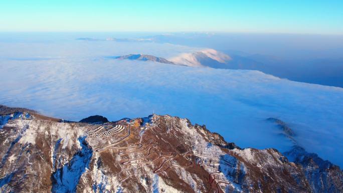 牛背山山顶贡嘎对面航拍云海云雾公路雪山