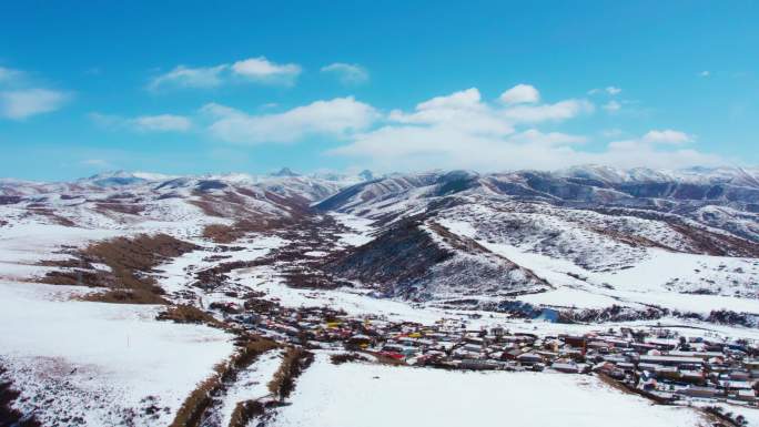 壤口乡蓝天白云雪山航拍