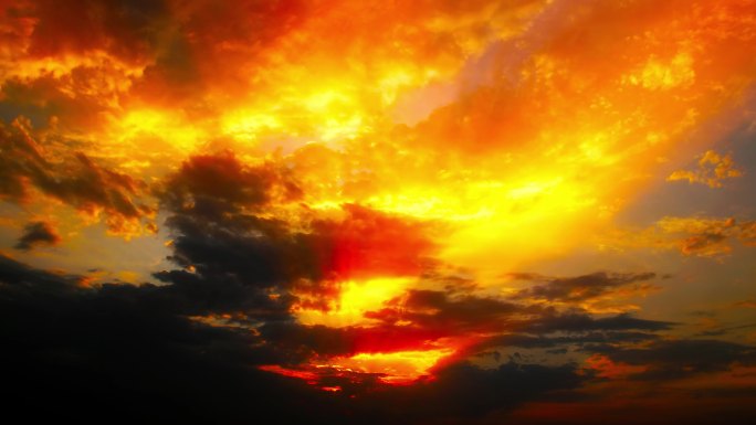 日落背景下的天空夕阳晚霞彩霞火烧云延时流