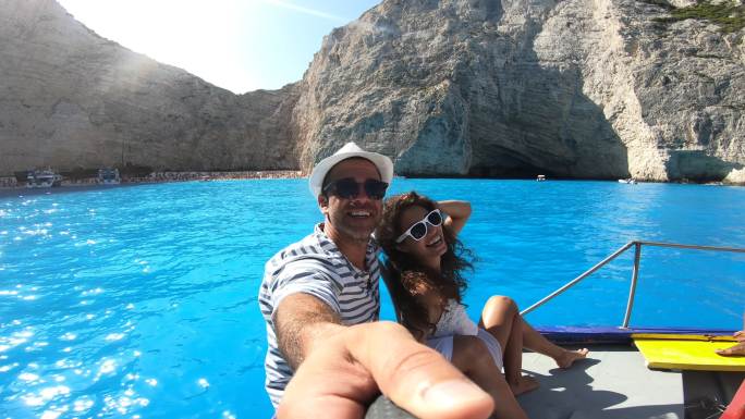 情侣在船上自拍并享受暑假