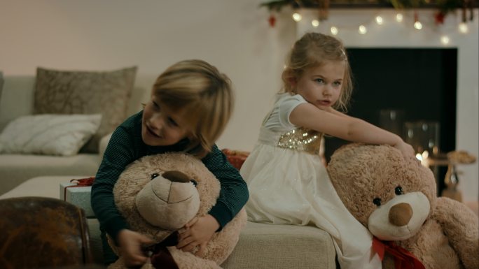 圣诞节前夕，孩子们和泰迪熊在一起