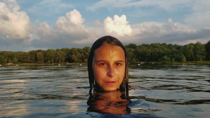15岁的少女在湖里游泳