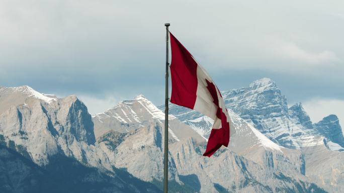风中飘扬着加拿大国旗