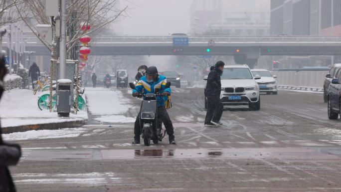 北京风雪中外卖快递骑手