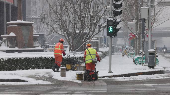 北京风雪中清扫积雪的环卫工人