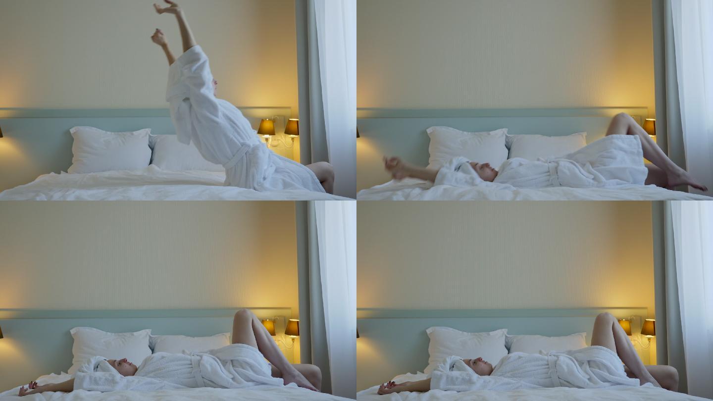 穿着白色浴袍的女孩倒在床上