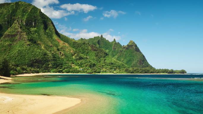 飞越海礁和热带岛屿的鸟瞰图