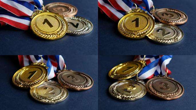 桌子上的金牌、银牌和铜牌