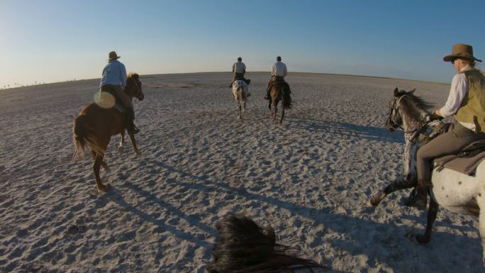 在戈壁上赛马的人航拍新疆沙漠公路汽车越野