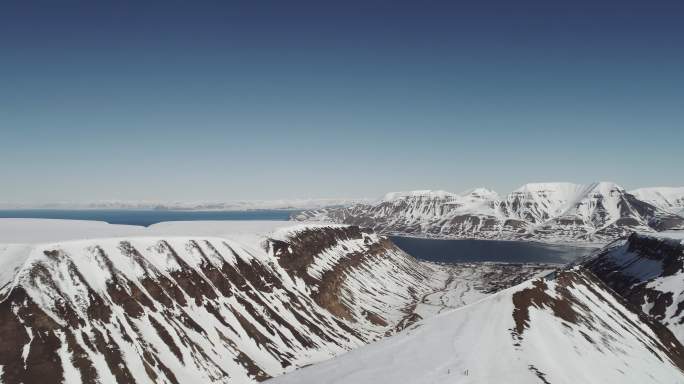 被白雪覆盖的山脉新疆西藏青海沙漠公路物流