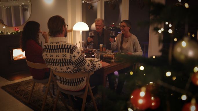 一家人在吃圣诞夜晚餐