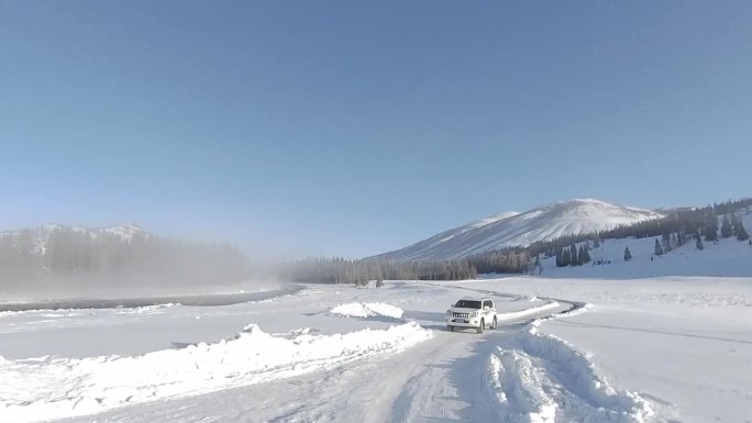 实拍雪地开车后方视角新疆02