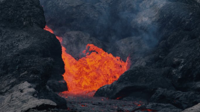 冰岛火山喷发时燃烧的熔岩的特写风景