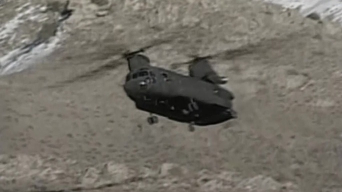 美军直升运输机在阿富汗运送士兵