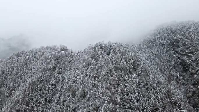 航拍山峰雪景