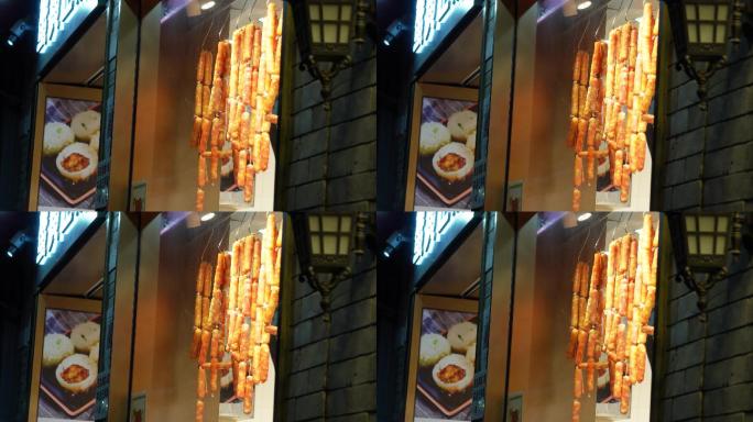 橱窗里悬挂的烤肠香肠 (3)