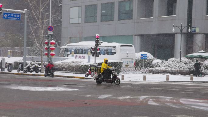北京风雪中外卖快递骑手