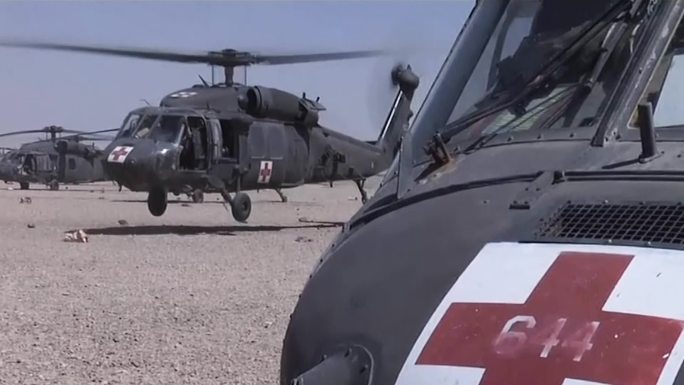 美军直升机运送伤员