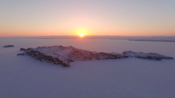 冬天贝加尔湖。太阳日出日落雪地寒冷