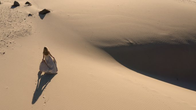 沙漠中行走的女子美女女人裙子