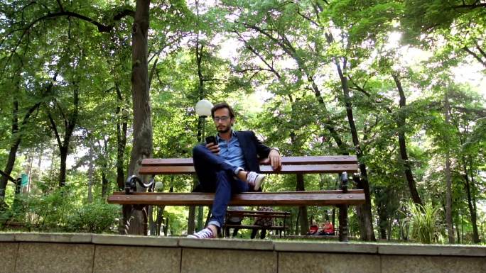 在公园里上网男士长椅户外树林氧吧天然自然