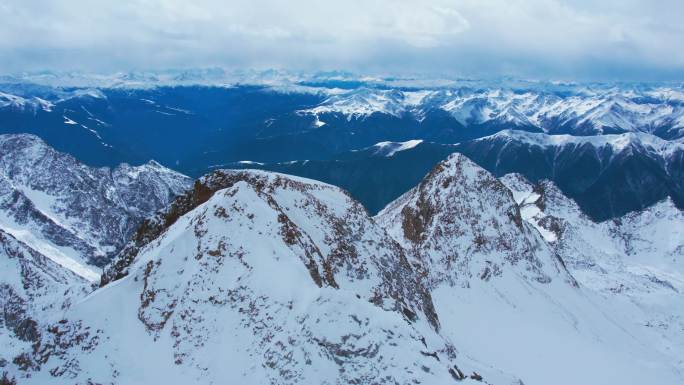 达古冰川山顶雪山