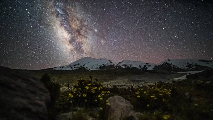 星空银河下的雪山延时