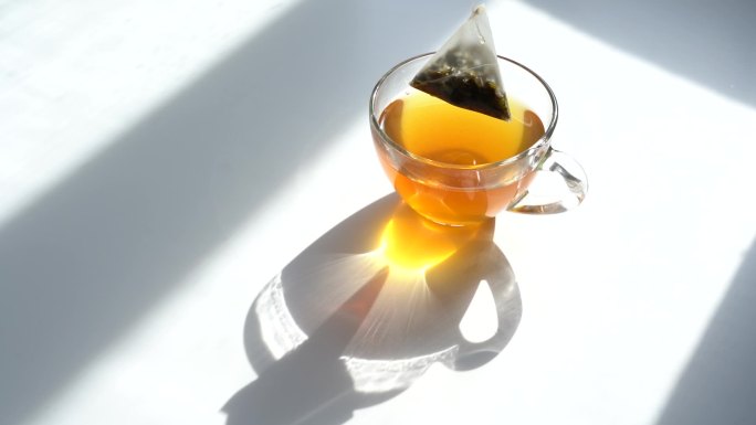 茶杯里的茶包。红茶光影唯美
